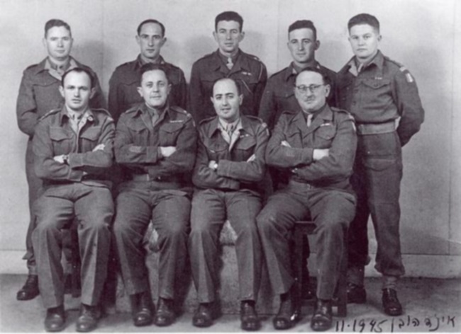 עם סגל הגדוד השני, איינדהובן הולנד נובמבר 1945